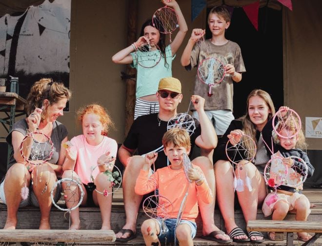 Zomerkamp voor kinderen met een jonge ouder met dementie Deelnemers Jasmijn en Thomas (boven), Andrea, Gisele, Djonie, Lyonne en Vayén (midden), Floran (onder)