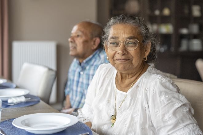 twee ouderen zittend aan tafel