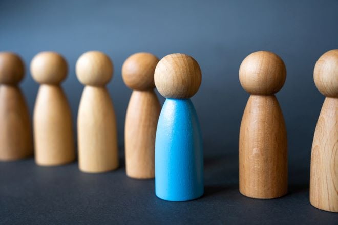 pionnetjes op een rij waarbij één blauwe pion