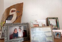 Tafel met oude foto's in lijstjes