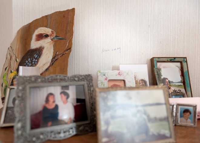 Tafel met oude foto's in lijstjes
