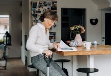 Wanneer technologie écht helpt bij dementie Marianne (74) zit aan de keukentafel met haar agenda open