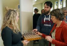 Leren van elkaar De kracht van interdisciplinaire uitwisseling Deelnemers aan de workshop over dysfagie krijgen een proefglaasje verdikte appelsap