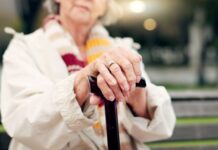 Wie bepaalt? Mag mevrouw De Beer haar dagelijkse wandeling blijven doen, of is dat te risicovol?