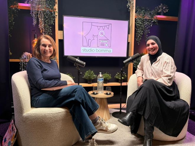 Luistertip: podcast over cultuursensitieve zorg Studio Bomma-presentator Maike Mallentjer (links) en Malika El Jafoufi (rechts)