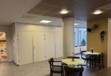 Afbakening van functies kan ook door verschillende soorten vloeren, waarin het ene deel van de ruimte bestemd is voor verblijven/koffiedrinken en het andere voor ‘verkeer’