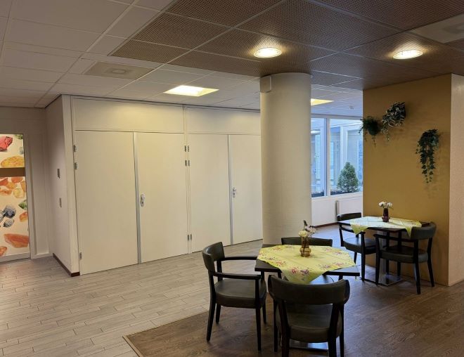 Wat stilte zegt Geleefde ervaringen in het verpleeghuis Afbakening van functies kan ook door verschillende soorten vloeren, waarin het ene deel van de ruimte bestemd is voor verblijven/koffiedrinken en het andere voor ‘verkeer’