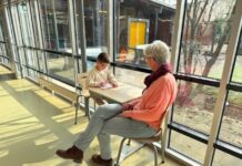 Dame zit bij het raam op de basisschool