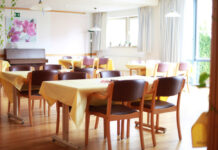 Column Geen schuursponsjes eetzaal verpleeghuis met piano