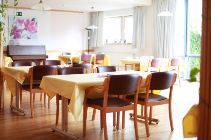 eetzaal verpleeghuis met piano